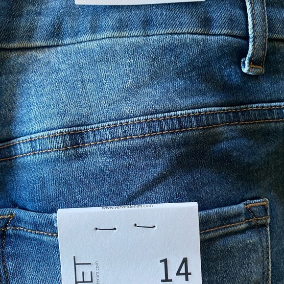 Vervet flares - Picture 3 of 3